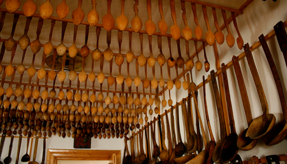 Muzeul Lingurilor de Lemn (foto: https://cinnamonspicedart.blogspot.com/)